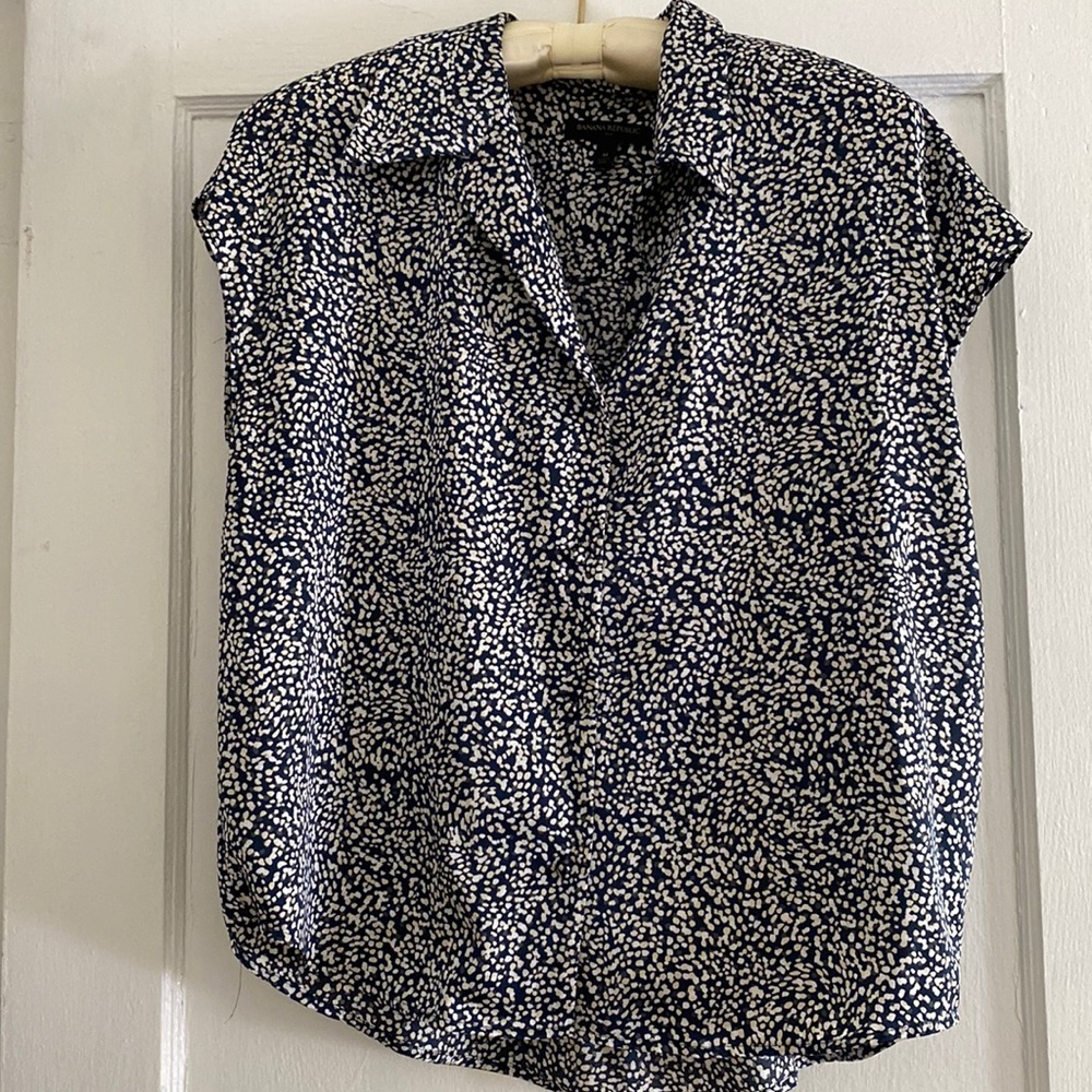V-neck speckled Banana Republic blouse / silky sheen / transitional / M
